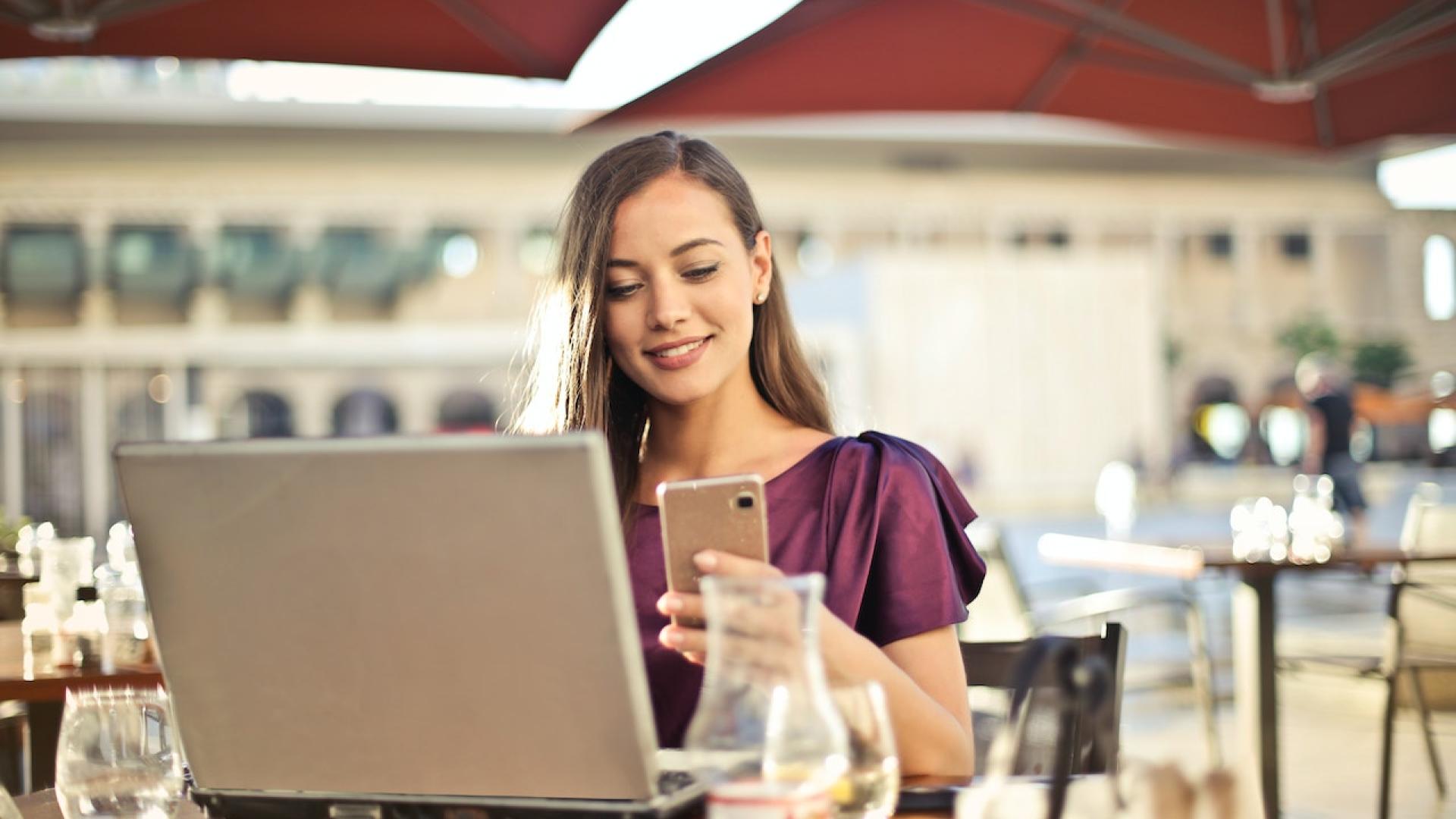 Pause déjeuner femme commande sur internet